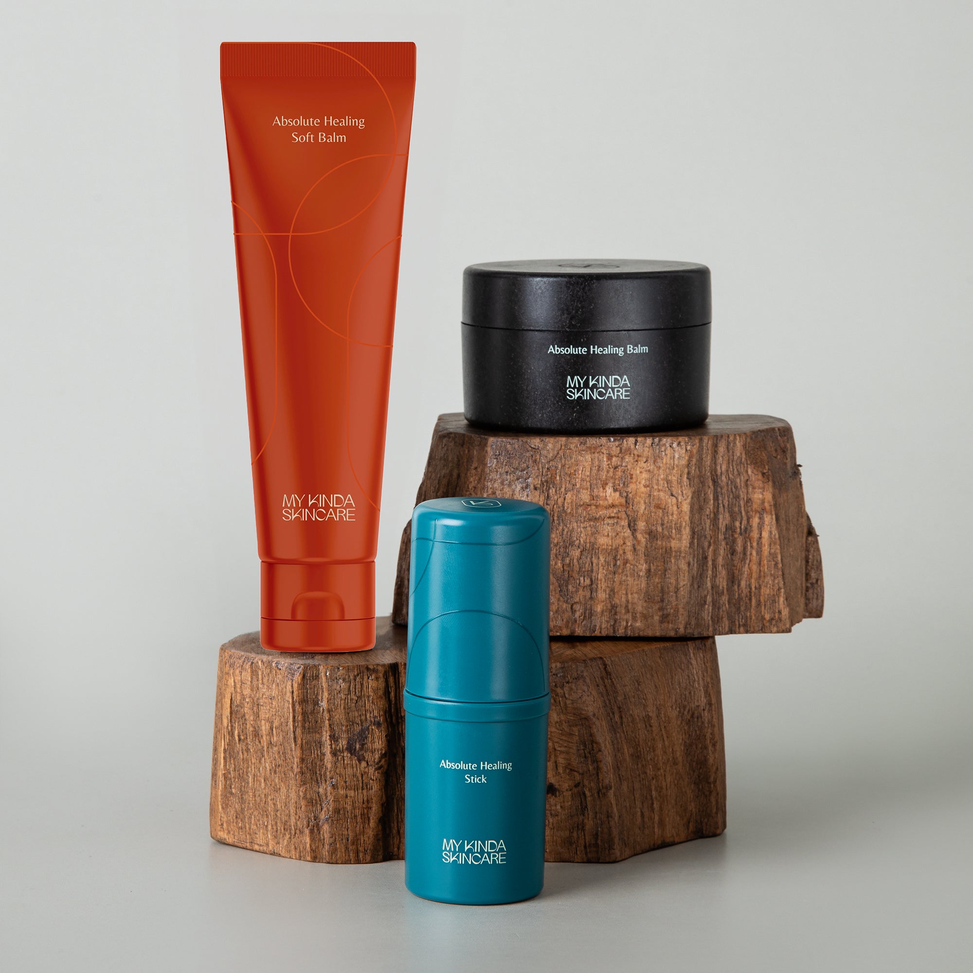 de absolute healing balm in de 3 minimalistische verpakkingen - tube, potje en stick. Deze set is de essentiele huidverzorging en biedt alles altijd voor iedereen. 