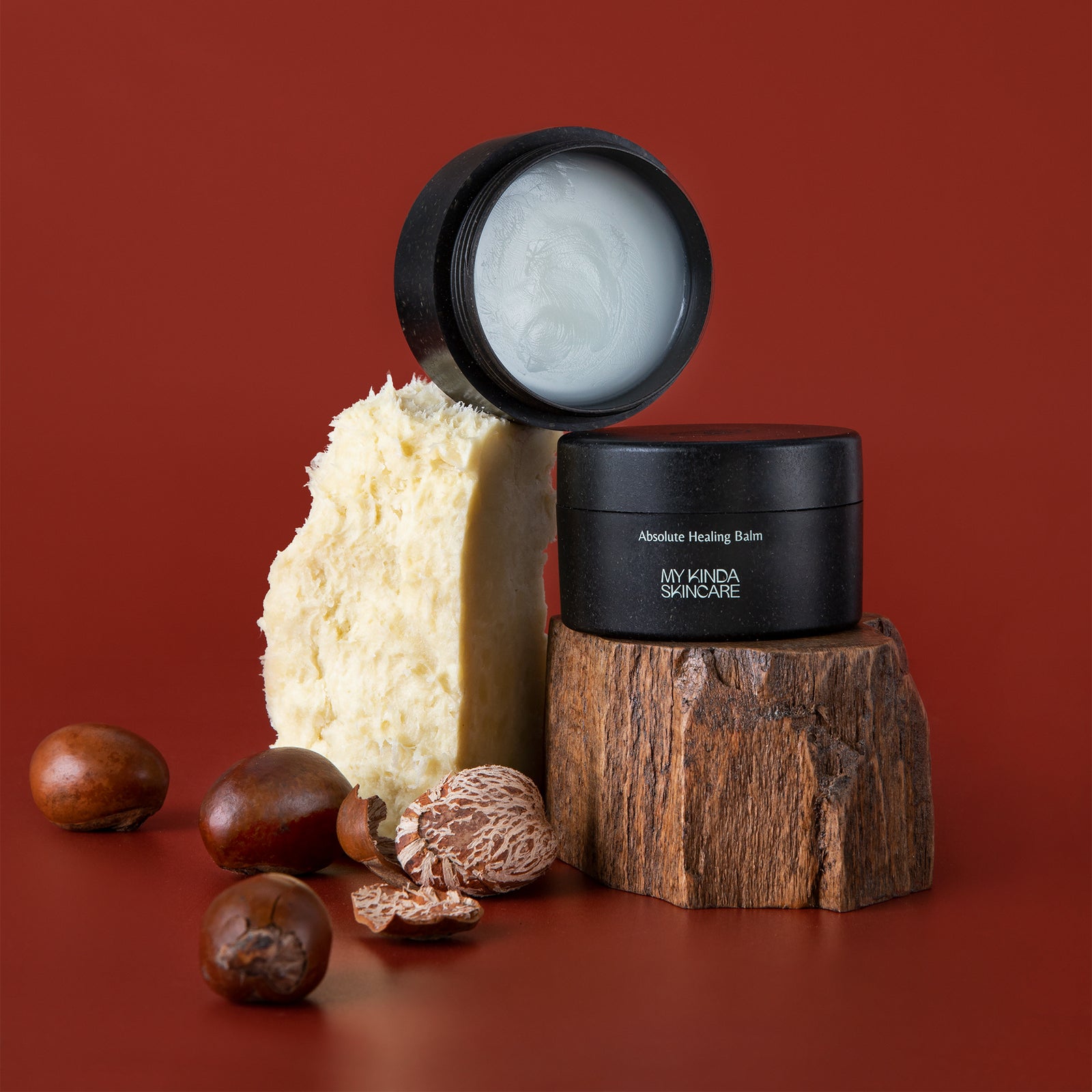 De My Kinda Skincare balm in een houten potje, herbruikbaar maar ook biologisch afbreekbaar. Met natuurlijk shea boter voor intense hydratatie.