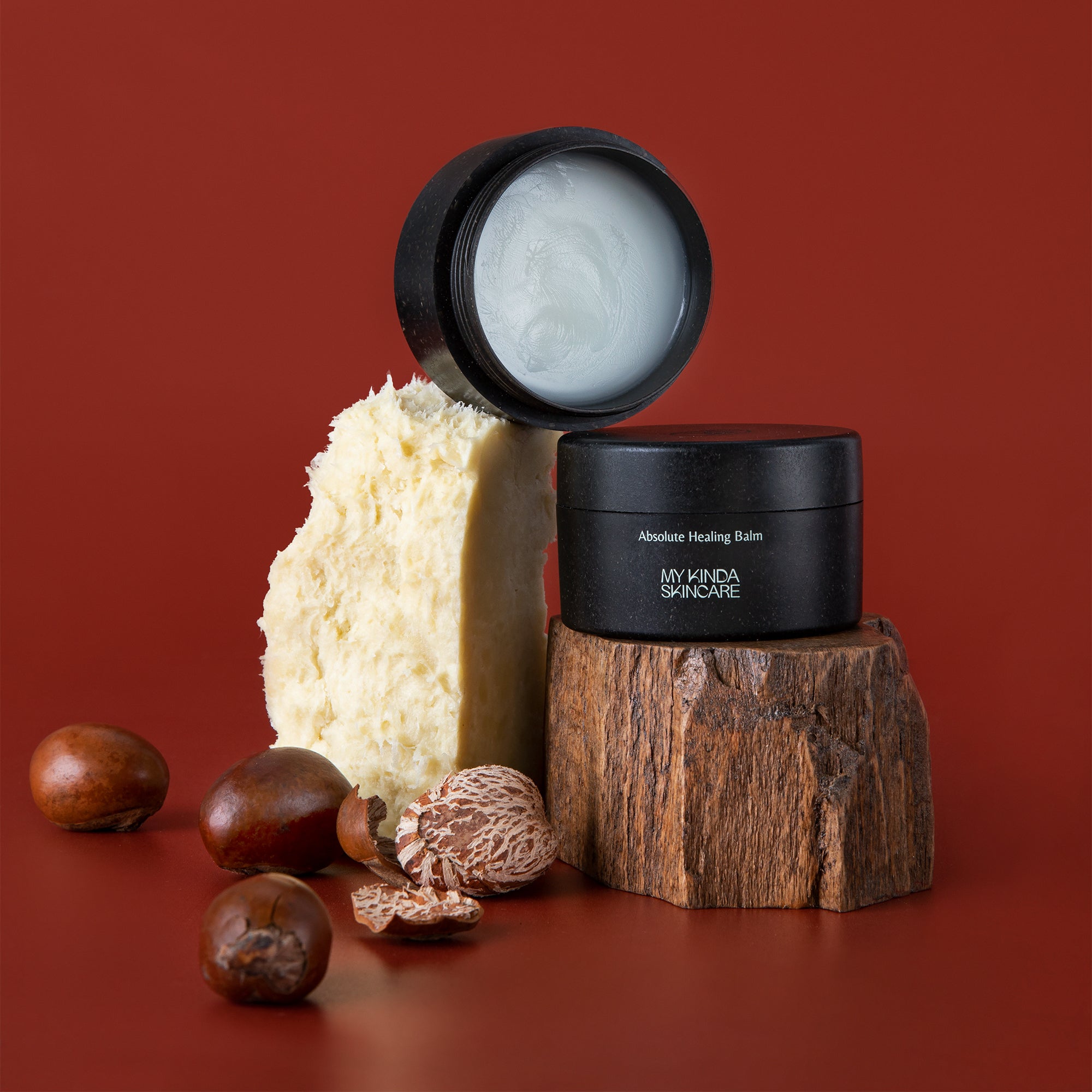 De My Kinda Skincare balm in een houten potje, herbruikbaar maar ook biologisch afbreekbaar. Met natuurlijk shea boter voor intense hydratatie.