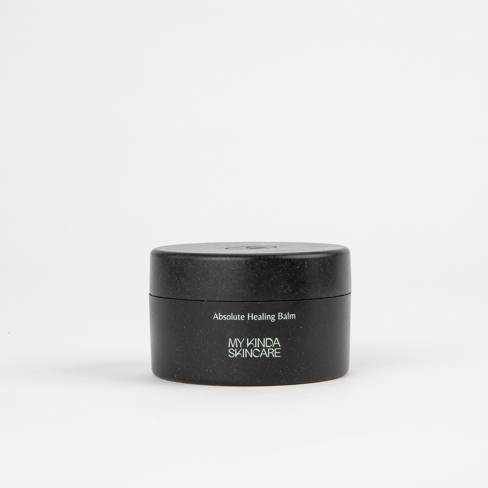 De sbolute healing balm van My Kinda Skincare als stijlvolle verpakking van Sulapac - hout en biologische afbreekbaar.